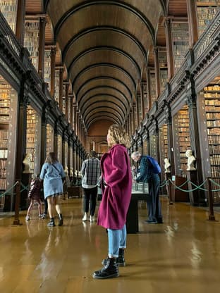 Student i et bibliotek i Dublin under et skoleår i Irland, med fokus på skoleerfaring, studier og kulturell utforskning.